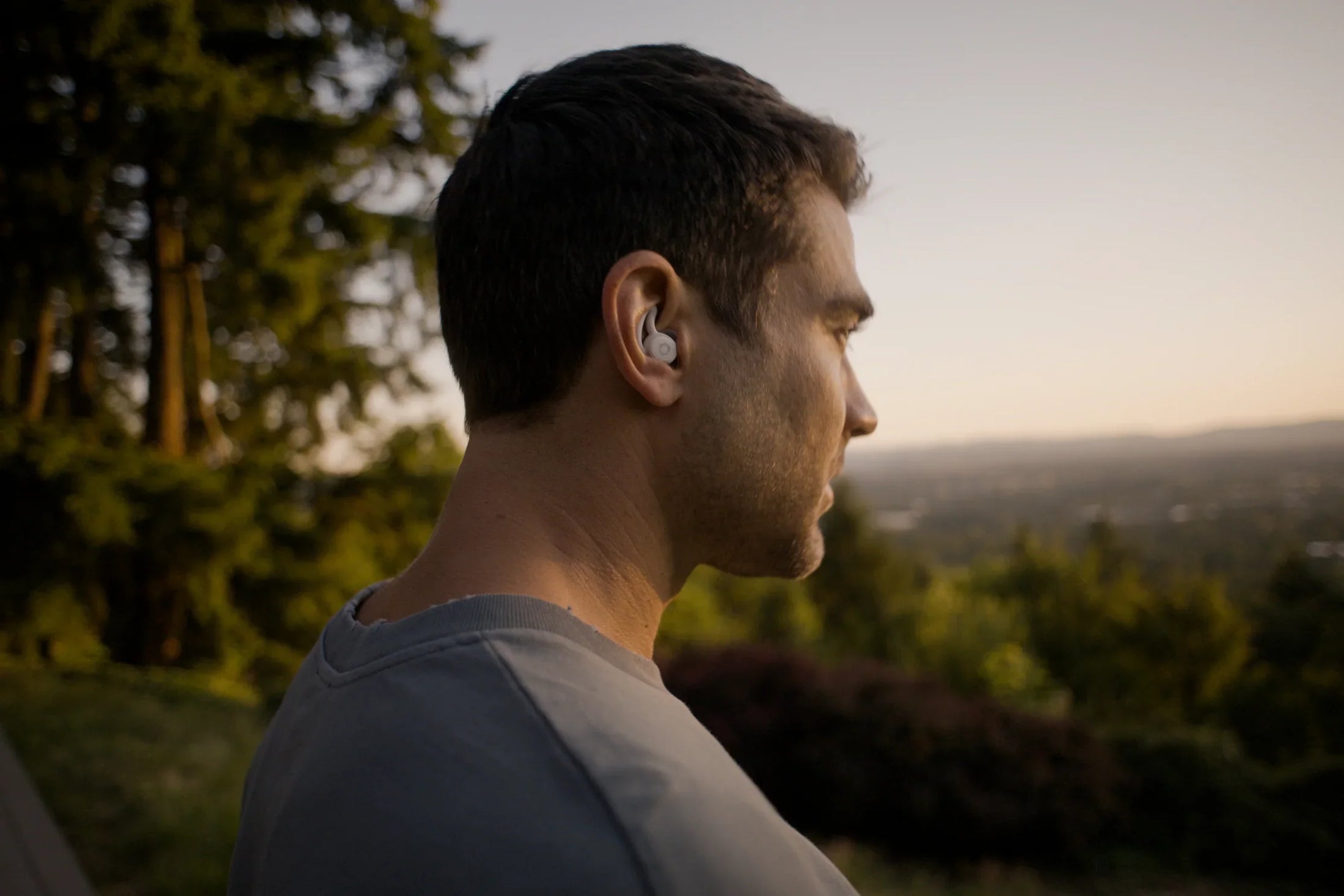 Man in nature with his sleepbuds